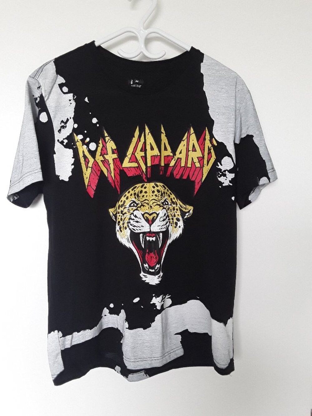 Def Leppard Graphic T‑Shirt – Size Large – Distressed Bleach Wash – Leopard Head